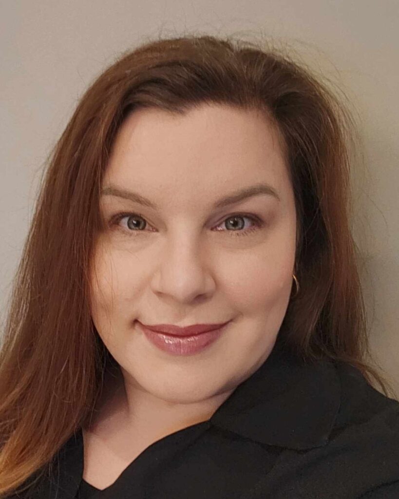 picture of hygienist Kelly smiling