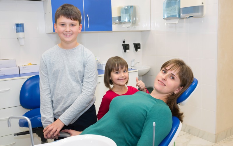 mother her children have-come consultation dentist